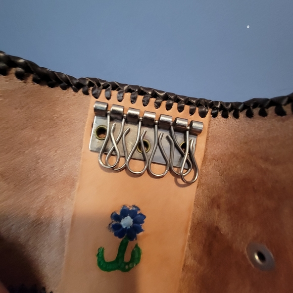 ❗CLOSET LIQUIDATION❗️Vintage tooled leather key holder - Picture 9 of 11